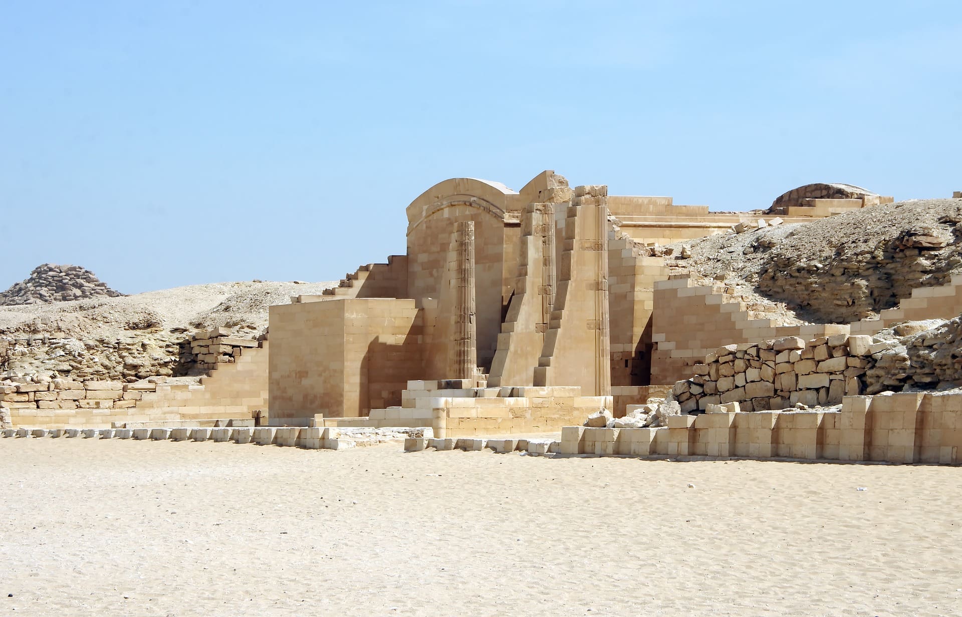 Egipto descubre 14 sarcófagos antiguos en Saqqara