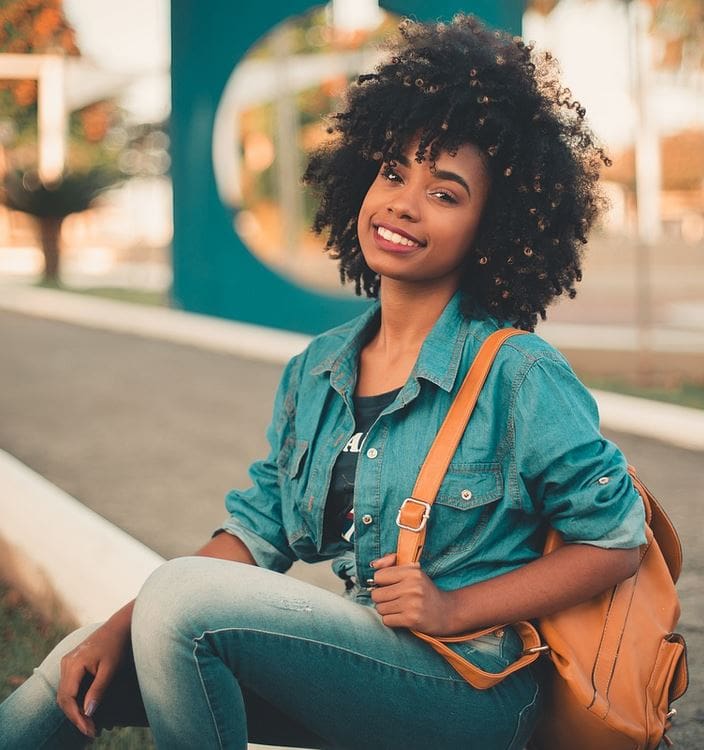 mujer_estudiante_negro_universidad_campus_cc0.jpg