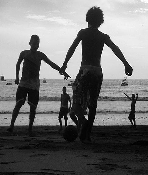 futbol_playa_3_ninyos_juego_diversion_cc0.jpg